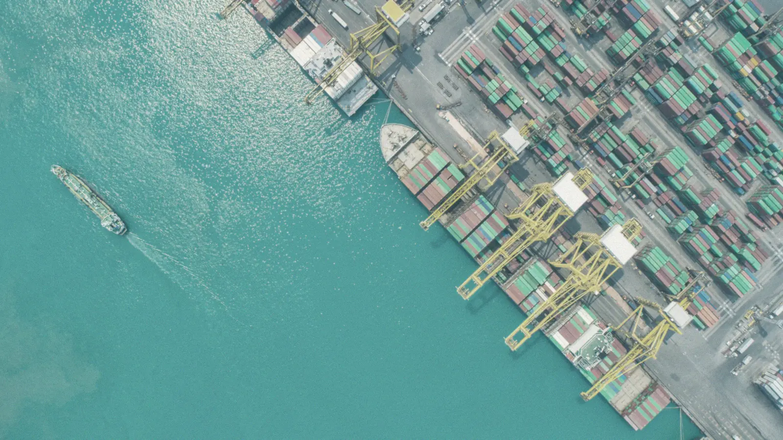 Luchtfoto van een containerterminal en schip